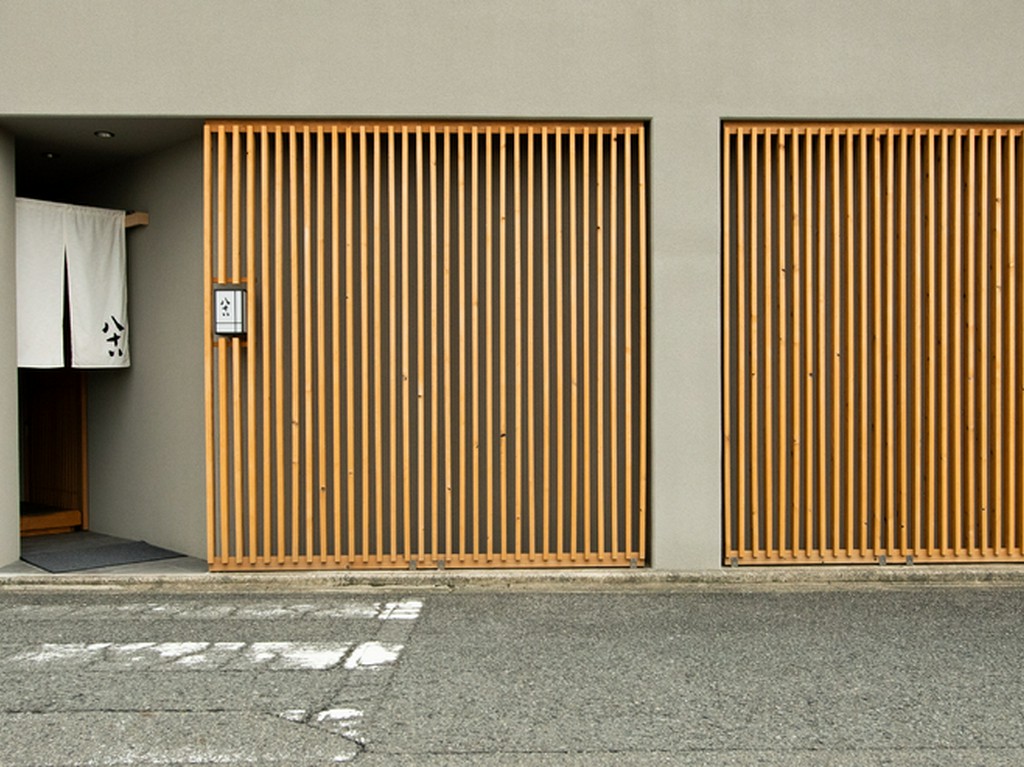 系列店【割烹　明徳】を想像させる格子の壁