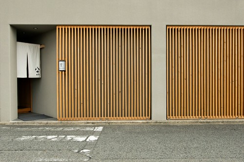 系列店【割烹　明徳】を想像させる格子の壁