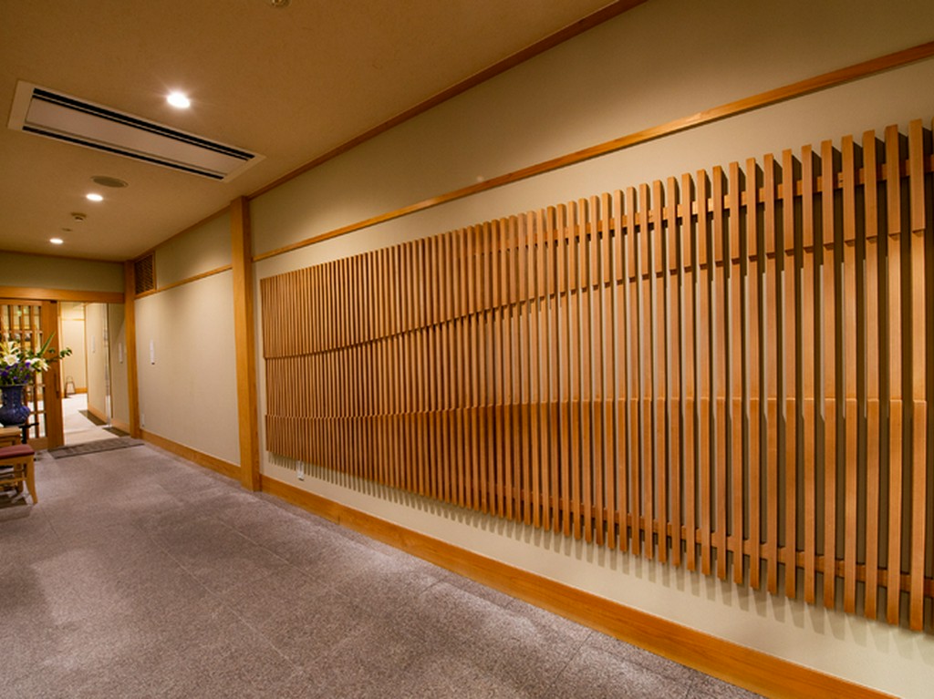 美しい文様を描きながら客人たちを案内