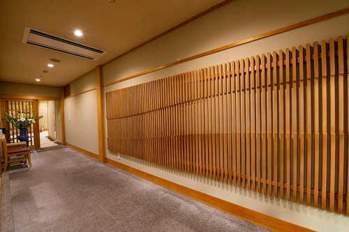 美しい文様を描きながら客人たちを案内