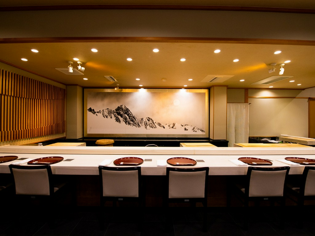 これから料理が始まる。期待に満ちたカウンター席