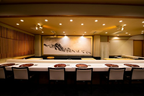 これから料理が始まる。期待に満ちたカウンター席