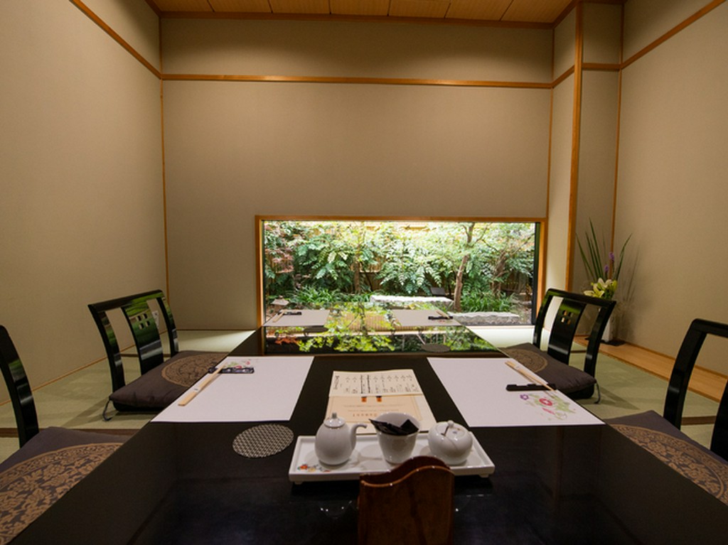 視線の先には手入れの行き届いた庭