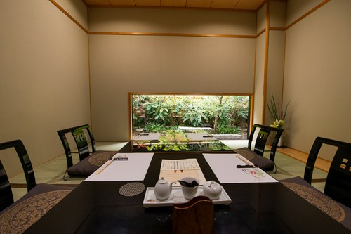 視線の先には手入れの行き届いた庭