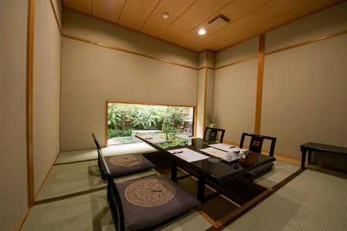 ゆったりとくつろげる、落ち着きのある個室