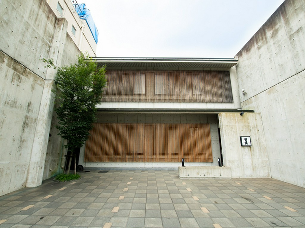 シンプルな外観。店舗前に駐車スペースを完備