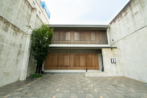 シンプルな外観。店舗前に駐車スペースを完備