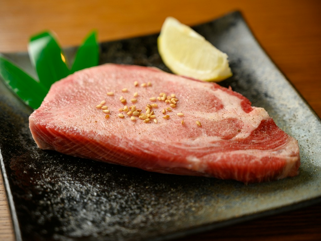 A5のタン元はプリプリ食感がたまらない。レアがおいしい『和牛特選上タンステーキ』