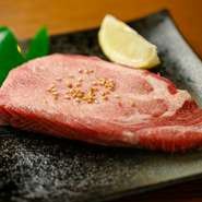 豪快に焼いて、自分の好きなサイズに切って食べる幸福感があります。A5ランクを使用したタン元はやわらかく、プリプリした食感がたまりません。塩コショウ、レモンと定番の食べ方でレアめに焼くとおいしいです。