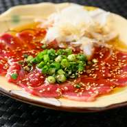 鹿児島県では有名な「ズリ刺し」ですが、ほとんど取り扱いがない高知県では食べられる場所が限られている貴重なメニューです。ごま油と塩、ネギ、タマネギと合わせてやみつきになる食感を味わえます。
