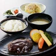 つなぎを使用せず伊万里牛100％の贅沢でジューシーなハンバーグを特製デミグラスソースでお召し上り下さい
<ごはん・お味噌汁・漬物・サラダ付>