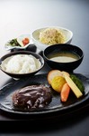 つなぎを使用せず伊万里牛100％の贅沢でジューシーなハンバーグを特製デミグラスソースでお召し上り下さい
<ごはん・お味噌汁・漬物・サラダ付>