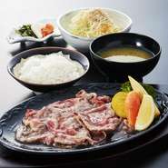 霜降りの伊万里牛を薄切りのミディアムレアでレモンソースをかけて本来のお肉本来のおいしさをさっぱりと
<ごはん・お味噌汁・漬物・サラダ付>