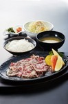 霜降りの伊万里牛を薄切りのミディアムレアでレモンソースをかけて本来のお肉本来のおいしさをさっぱりと
<ごはん・お味噌汁・漬物・サラダ付>