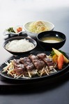 厳選伊万里牛をわさびの効いた特製わさびソースでどうぞ。おいしいお肉にわさびがぴったりの王道メニュー。
<ごはん・お味噌汁・漬物・サラダ付>