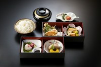 お昼の会議・会食などにお勧めの、贅を尽くした豪華弁当です。
3000円より