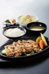 国産豚肉を特製のジンジャーソースでお召し上がり下さい。生姜焼きがベースとなったごはんにぴったりの逸品
<ごはん・お味噌汁・漬物・サラダ付>