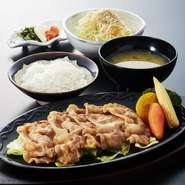 国産豚肉を特製のジンジャーソースでお召し上がり下さい。生姜焼きがベースとなったごはんにぴったりの逸品
<ごはん・お味噌汁・漬物・サラダ付>