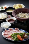 選び抜いた国産豚肉をねぎと大根おろしの入った旨みたっぷりの喜久家特製天然だし汁でお召しあがり下さい。
<ごはん・漬物・サラダ付>