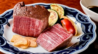 シャトーブリアンを低温調理でお出し致します。従来の鉄板焼きのお肉の概念を変えるほどの自信作です。