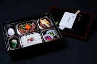 伊万里牛を絶品の割り下で煮込んだお弁当です。