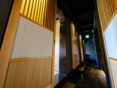 プライベート空間で食事を楽しめる個室も完備