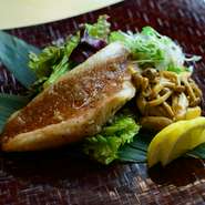 ゲスト自身で、塩焼き・バター焼き・マース煮・煮付けなど調理法をリクエストすることができます。この日は、淡白な白身魚の「ミーバイ」。知る人ぞ知る、沖縄県の高級魚です。