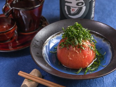 一口頬張ると鰹だしの味わいが口いっぱいに広がる『おばんざい トマト おひたし』