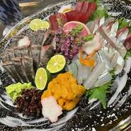 地元・沖縄の延縄漁で獲れた鮪をタルタルに。キャビアとウニ、浅月、赤酢のシャリと共に食します。贅沢な素材の旨み溢れ、日本酒のアテにぴったりな一品です。（撮影日の一例。）