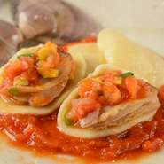 イタリアン出身の料理長がテーブルで直接ソースや素材の好みを聞いて、オンリーワンのパスタを毎回アレンジ。手打ちタリアテッレなど麺も趣向に富んでおり、リピート率90％のメニューです。