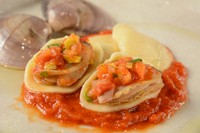 イタリアン出身の料理長がテーブルで直接ソースや素材の好みを聞いて、オンリーワンのパスタを毎回アレンジ。手打ちタリアテッレなど麺も趣向に富んでおり、リピート率90％のメニューです。