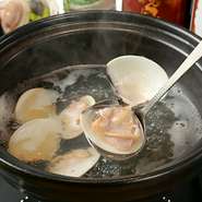 風味豊かな鰹昆布だしにはまぐりをサッと浸し、開いたところを味わう贅沢なしゃぶしゃぶです。タウリンや野菜のミネラルもたっぷり！　旨みを吸い込んだ〆のラーメンのおいしさも格別。