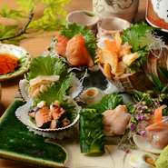 はまぐり、牡蠣、帆立、平貝など、名古屋市中央卸売市場本場で買い付けた旬の貝4種の盛り合わせ。鮮度抜群の食感や滋味を食べ比べて楽しめます。常連客も必ずオーダーするという定番メニューです。