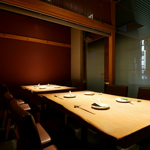 気品のある落ち着いた店内。一枚板のテーブルが素晴らしい