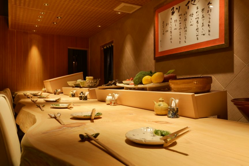 高級感あふれるカウンターテーブル。デートや会食におすすめ