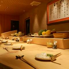 高級感あふれるカウンターテーブル。デートや会食におすすめ