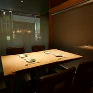 個室のテーブル席。大切な人や特別な日の会食にぴったり