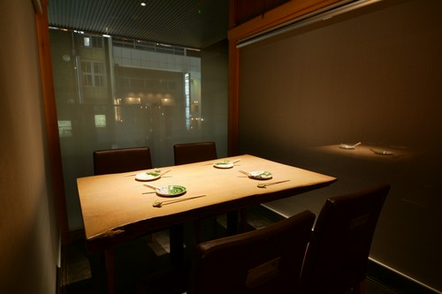 個室のテーブル席。大切な人や特別な日の会食にぴったり