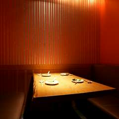 半個室のテーブル席。家族や友人との会食に