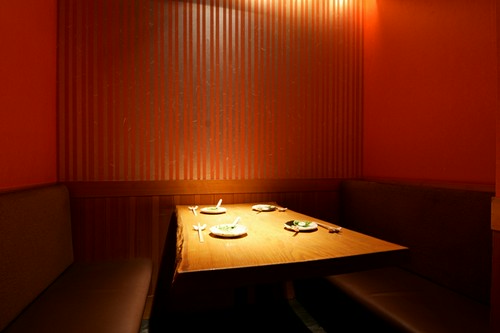 半個室のテーブル席。家族や友人との会食に