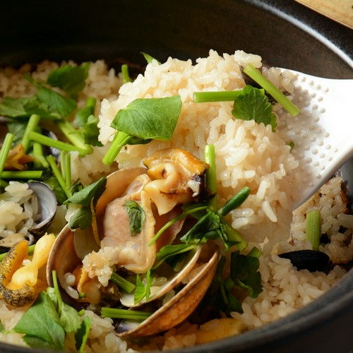 『貝盛り釜飯』豊かな貝のエキスがご飯にしみ込んだ至福の一品