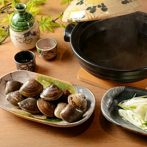 はまぐり鍋。新鮮で身の詰まったはまぐりをさっと鍋にくぐらせて