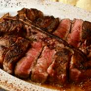 ［Tボーン］肉の真ん中にT字型の骨があることが特徴ですが、これはショートロインを骨ごとカットしたステーキです。サーロインとテンダーロイン（ヒレ）の二つの味が楽しめる贅沢なステーキです。