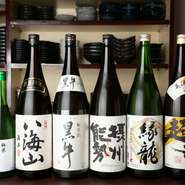 【炭焼き専門ひととき堂山店】には、新鮮な馬肉や鶏に合う酒が多数用意されています。特に月替わりでおすすめが変わる日本酒は、全国各地の地酒を厳選して仕入れているので、日本酒好きの方にはたまりません。