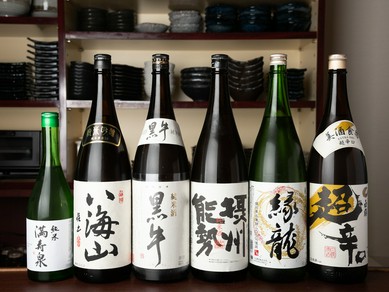 全国各地の地酒を厳選。新鮮な馬肉や鶏に合う銘柄を多数用意