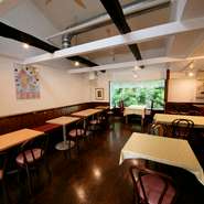 店内は、一般的にイメージされる賑やかなインド料理店とは異なり、ビストロのような落ち着いた雰囲気。窓の外には、隣接する公園の緑がまぶしい。広いオープンキッチンで、ナンを焼く様子などが見られるのも魅力だ。