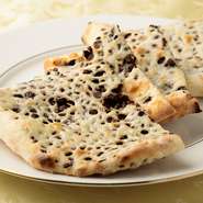 店自慢のナンのなかでも特におすすめなのが『チョコレートナン』。チョコチップを入れて焼き上げる香ばしい香りと、とろ～りザクザクの食感が子どもにも大人気。おやつ代わりに、ナンのみのテイクアウトもOKだ。