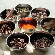 インドから仕入れる14～15種類のスパイスを独自の調合で調理。香り高いハーブ「フェネグリーク」を使った甘くクリーミーなメニューや、ディナーにはインド料理の概念を覆すアラカルトが続々登場予定です。