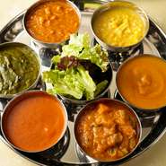 野菜、ダール（豆）、チキン、ホウレン草、ポーク、マトン、シーフードカレーと、本格的でマイルドな7種のカレーから、お好みのカレーがチョイスできる4つのランチセットがイチオシ。プレーンナンはお代わり自由！