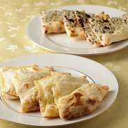 ランチセットにつくナンは焼きたて熱々を提供。＋100円で、あずき、煮りんご、チョコレート、ガーリック、ごま、チーズに変更できるのもうれしい。ふわっ、パリッ、もっちりの絶妙な食感は、職人の技術あってこそ。